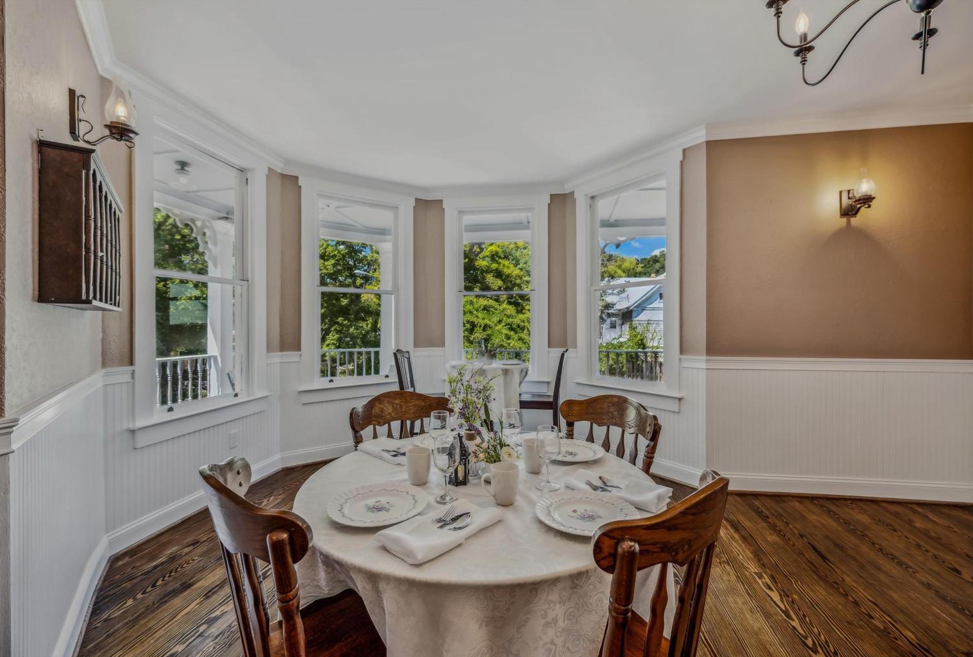The Grand Castalian Inn Bed And Breakfast เบิร์กลีย์สปริงส์ ภายนอก รูปภาพ