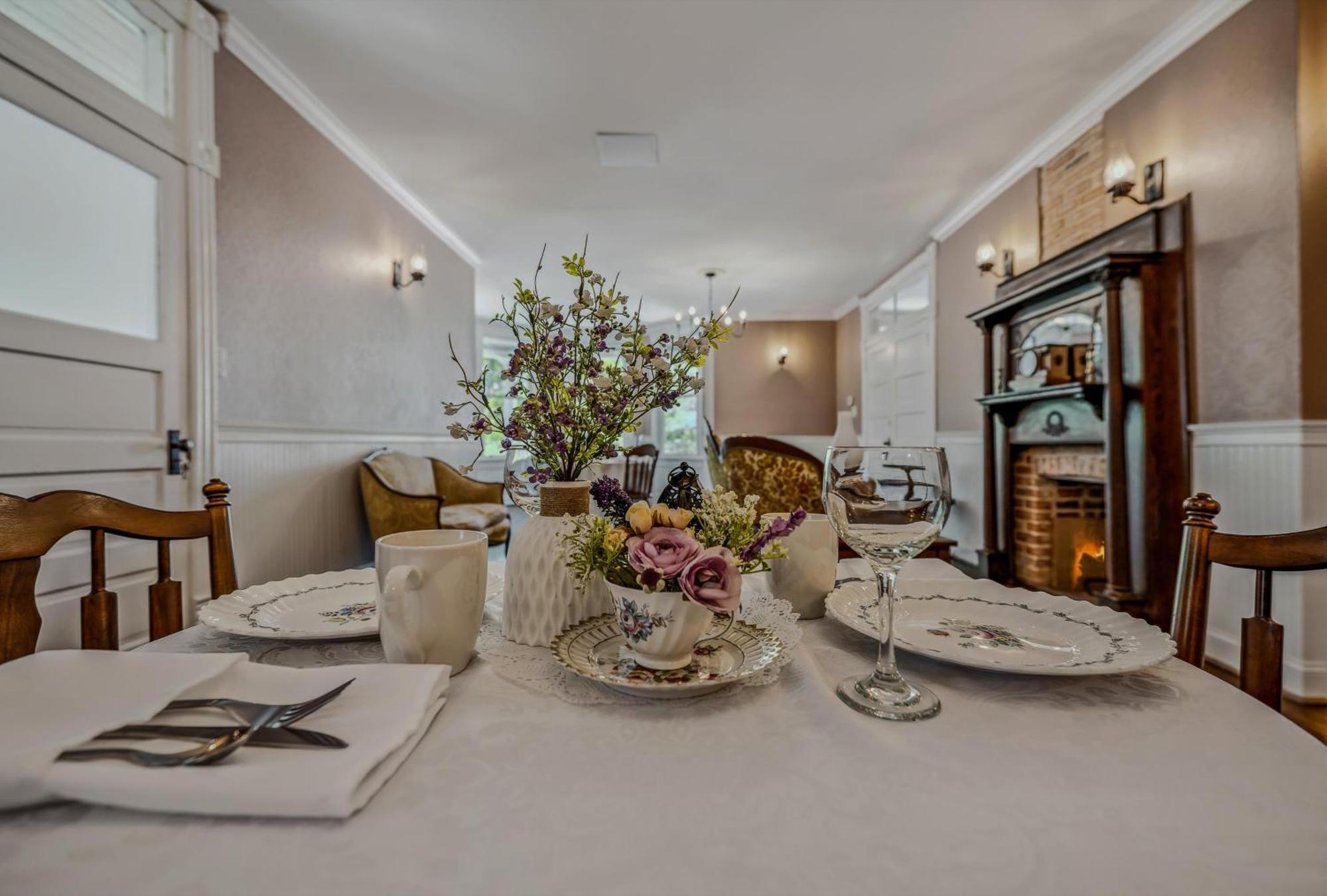 The Grand Castalian Inn Bed And Breakfast เบิร์กลีย์สปริงส์ ภายนอก รูปภาพ